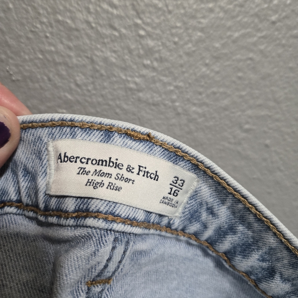 Abercrombie & Fitch The Mom Short High Rise Light Wash Shorts Size 33/16 - Picture 11 of 16